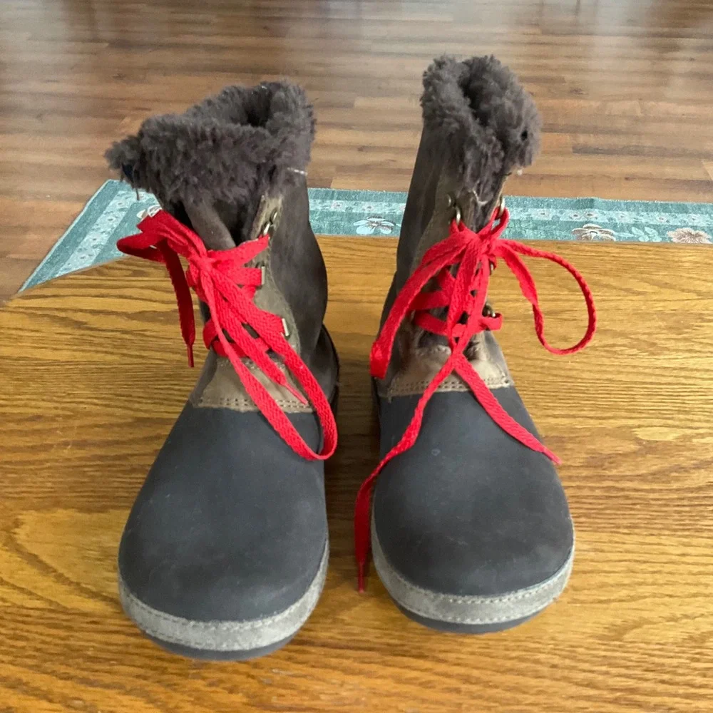 Crocs Winter Boots Women Size 5 Brown Suede Faux Fur‎ Red Laces